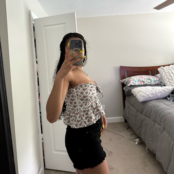 Windsor Pop of Floral Peplum Top - Picture 3 of 9